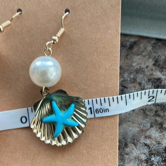 Shell dangle earrings - Picture 3 of 3